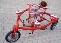 Велосипед LoveBike, похоже, предназначен для романтических встреч впятером.